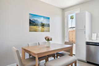 Elegant 2-Bed, 2-Bath Suite with Free Parking, Wash, and Dryer - Glendale - 4