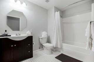 Classy 2BR-Parking, Rooftop,Near Arrowhd & TMobile - Kansas City - 9