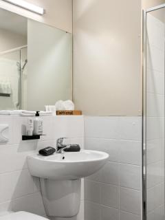 Pool & River Views - 600m to CBD - 4