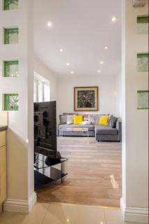 Spacious 2BDR Apartment, WIFI+ Great TV - Romford - 3