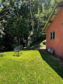 Casa com rio privado passando na frente e cercada por belas montanhas e piscina natural Estrada pavimentada até o estacionamento - 8