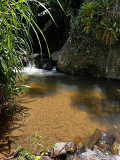Casa com rio privado passando na frente e cercada por belas montanhas e piscina natural Estrada pavimentada até o estacionamento - 7