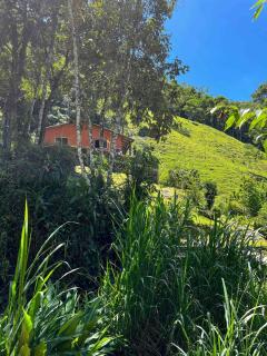Casa com rio privado passando na frente e cercada por belas montanhas e piscina natural Estrada pavimentada até o estacionamento - 9