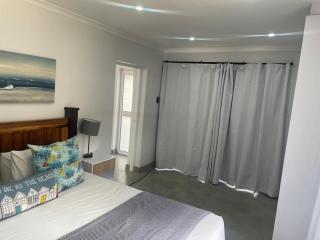 Unit 4 at 9 La Roche Self Catering Apartments - 3
