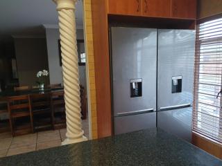 Mainhouse at 9 La Roche Self Catering Apartments - Gqeberha - 9