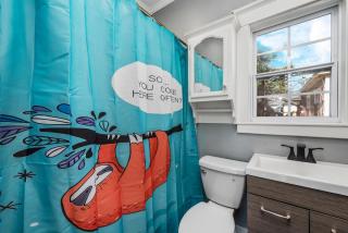 Comfy Studio with King Bed & Full Kitchen - Near Attractions - 6