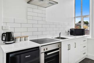 Portsea Place - designer king studio and parking - Hobart - 8