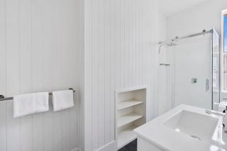 Portsea Place - designer king studio and parking - Hobart - 1