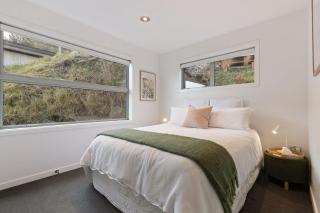 Lake Views on De La Mare Place, 3 BDR, Free Wi-Fi & Parking - Queenstown - 4