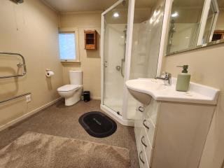 Lakeside getaway self-contained unit - 7