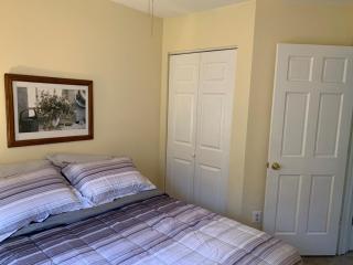Townhouse with High Speed WiFi & Free Parking - 2