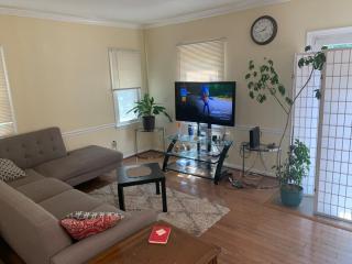 Townhouse with High Speed WiFi & Free Parking - Springfield - 1