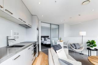 Sky Tower View 2BR Apt w Gym & Pool Access - Auckland - 5