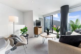Sky Tower View 2BR Apt w Gym & Pool Access - Auckland - 1