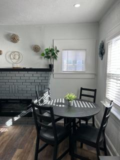 Downtown Hideaway 1-Bedroom Bungalow - Sint-Petersburg - 6