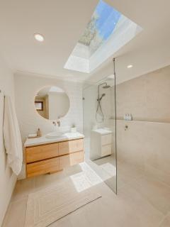 Honey Flower House - CBD, Hospital, Beach & Train - 4