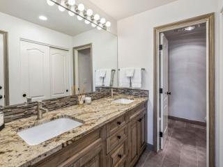 Stunning Renovated 2 Bedroom in Arrowhead Village! condo - 6