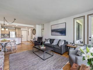 Stunning Renovated 2 Bedroom in Arrowhead Village! condo - 2