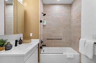 405 - Free Parking, Gym, Pool Table - 5min to Prudential Center - Newark - 7