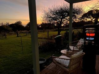 Beach front Somers 1950s family holiday home! - Somers - 2