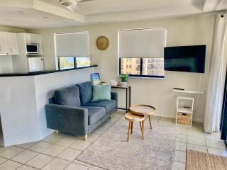 At The Beach Mooloolaba, Private Rooftop With Spa, 50m to Beach, Surfclub and Esplanade - Mooloolaba - 3