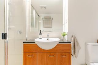 Artist retreat with HUGE entertaining balcony - 3