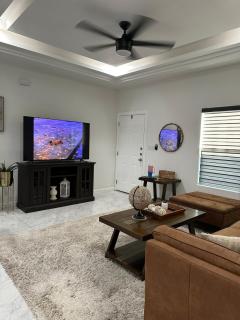 Carroll Estates 3 Bedroom Apartment Retreat - 6