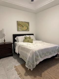 Carroll Estates 3 Bedroom Apartment Retreat - 3
