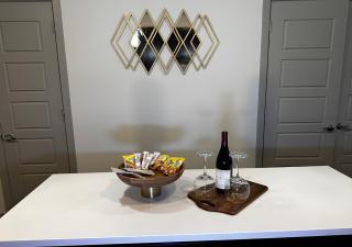 Modern & Cozy Apt with pool in prime location - 2