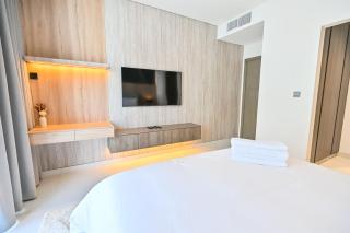 1BR Retreat by the Crystal Lagoon in District One Meydan - Dubai - 3