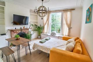 Bright Cozy Garden Retreat w Fast Wifi & 5min to Tube Subway Metro & Close to Park & Street Parking P4P - Londra - 5