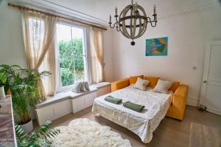 Bright Cozy Garden Retreat w Fast Wifi & 5min to Tube Subway Metro & Close to Park & Street Parking P4P - 4