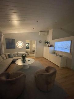 Arctic Circle Home for Winter Holiday - 9