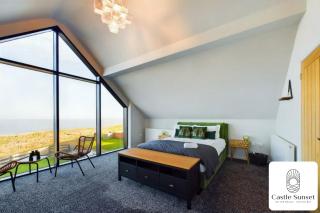 Luxury 4-Bedroom Beachfront Home with Hot Tub & Games Room - Cayton - 5