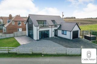 Luxury 4-Bedroom Beachfront Home with Hot Tub & Games Room - Cayton - 9