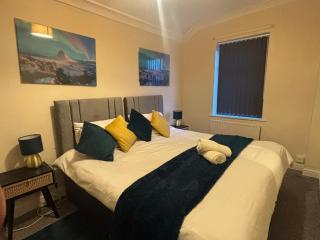 HILLTOP PLACE SUITES 4 Bedrooms near PEAK DISTRICT - - 1