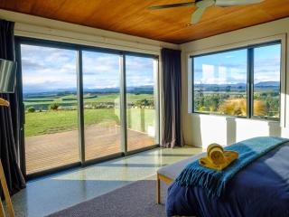 Fiordland Eco-Retreat -- Panoramic Views -- Hot Tub - Te Anau - 6