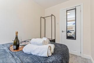 2 Bed Serviced Apartment in Surrey - 1
