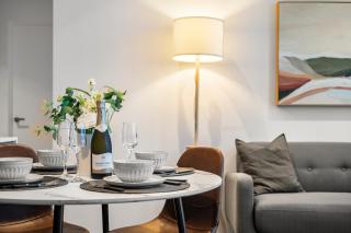 Stunning 2BR Apartment in Melb CBD with Pool and Gym - Melbourne - 2