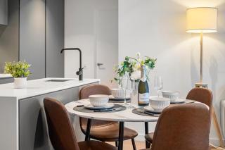 Stunning 2BR Apartment in Melb CBD with Pool and Gym - 3