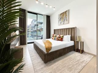 Trophy Array of Sunshine Suite w Pool view in Heart of JVC - Dubai - 7