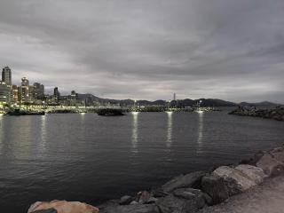Quarto com suite em casa familiar , pé na areia na praia do Perequê em Porto Belo SC , somente o quarto e o banheiro privativo as demais dependências não estão inclusas - Porto Belo - 1