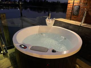 Rivers stays with hot tub - 8