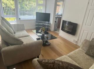 Calm & Cozy Stay in Calderstones Area - 0