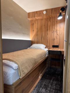 AQ capsule hotel - 4