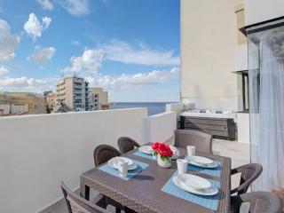 Sliema SkyVue Penthouse with Jacuzzi and Seaviews - Sliema - 0