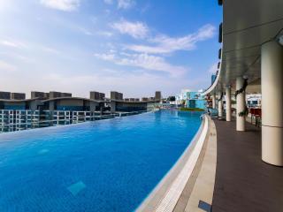 1BR Palm Jumeirah - Rooftop Pool & Beach Access - 8