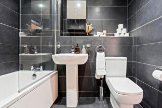 Comfortable 1-Bed Flat in Gated Complex, Netflix, Parking & Wi-Fi Included, Sleeps 3, JQ - 6