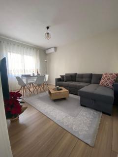 Emmas Place- Apartamenti modern por miqesor ne qender te Elbasanit - 0