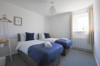 StayRight 2 Bed Apartment Overlooking Water with Free Parking - Cardiff - 4